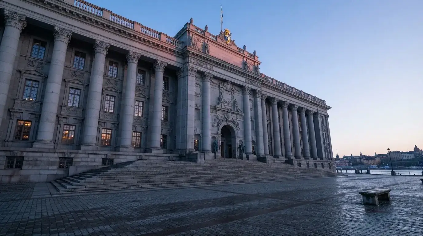 Stenfasad på en statlig byggnad i Stockholm vid gryning, höga pelare och ett tomt torg framför — 150 free spins casino i sverige